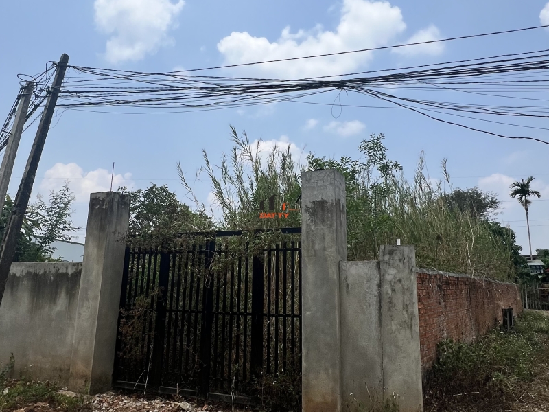 Hẻm sân bóng đường bê tông ô tô né nhau DT 7x23m đường Nguyễn Trường Tộ – P. Eatam
